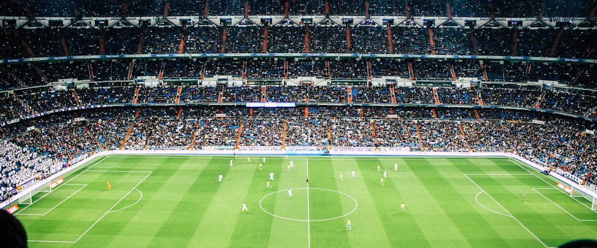 世界杯比赛数据分析图表在大屏幕上展示的专业场景