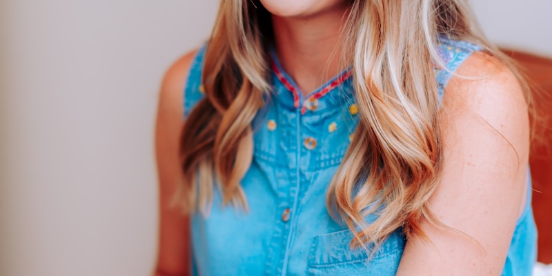 世界杯冠军奖杯大力神杯在球场中央展示的壮观场景